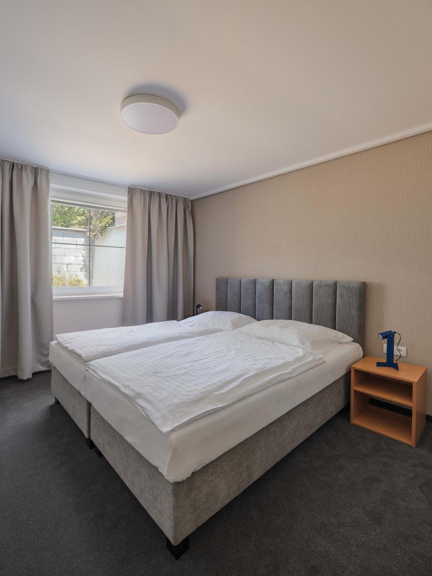 Hotel Taxis Bratislava - New Rooms Bagian luar foto